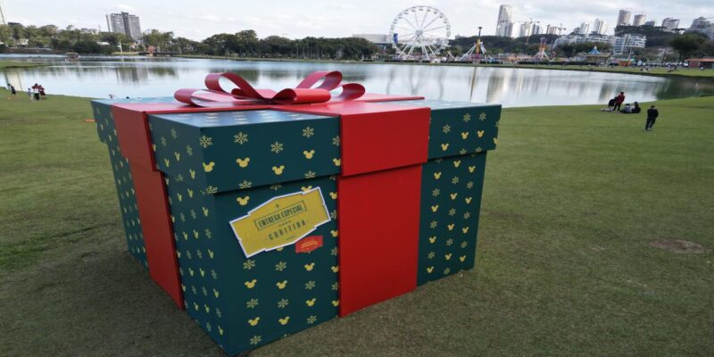 Para marcar o anúncio pelo prefeito Eduardo Pimentel da atração Disney no Natal de Curitiba 2025, uma caixa de presentes gigante foi colocada no Parque Barigui. 
Curitiba, 10/07/2025. 
Foto: Renato Prospero/SECOM