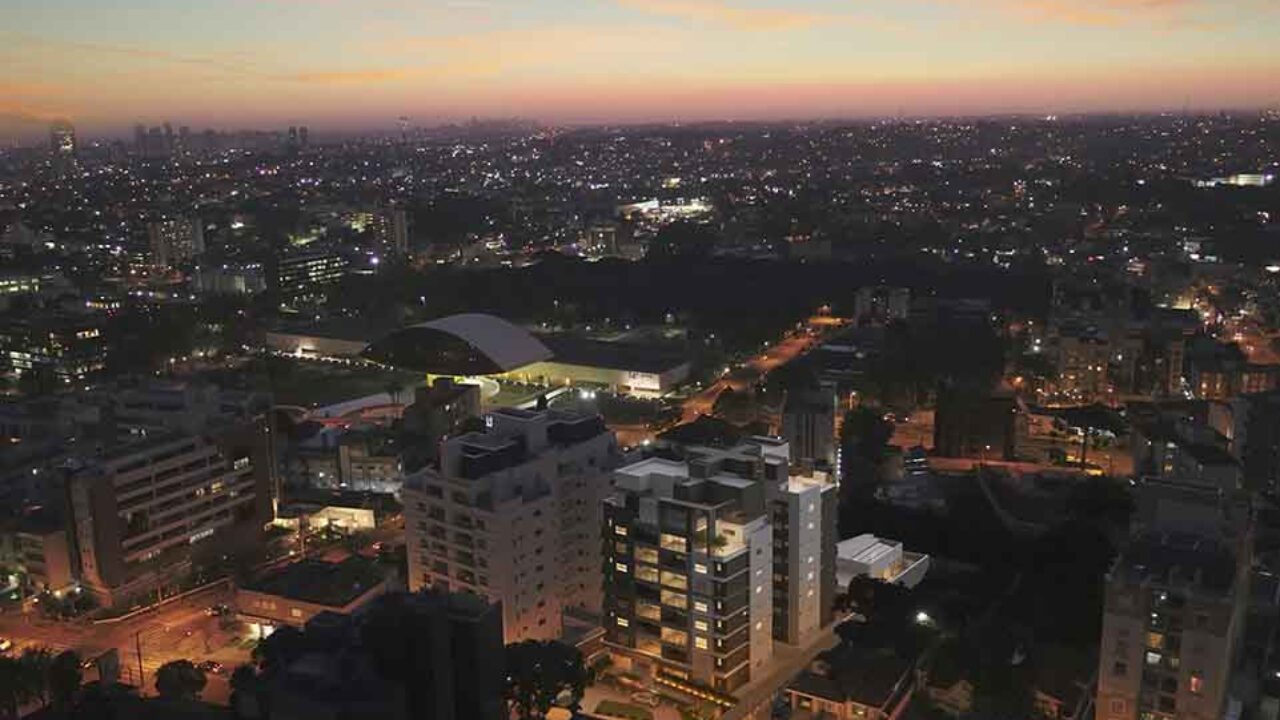art-house-plaenge-curitiba-aerea-frontal-entardecer-final